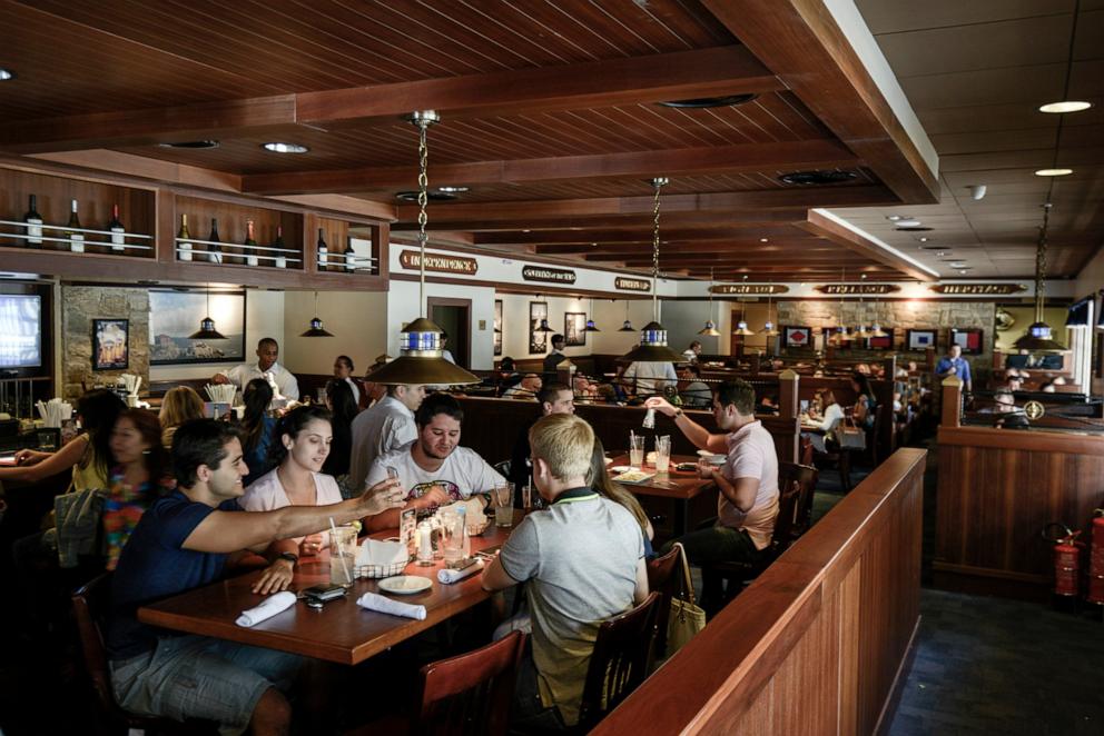 PHOTO: Patrons dine inside a Red Lobster restaurant in Sao Paulo, Nov. 15, 2014.