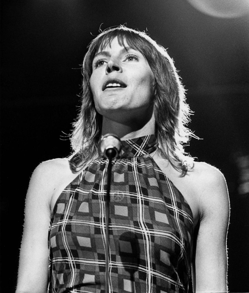 PHOTO: Singer Helen Reddy performing on stage in this undated file photo.