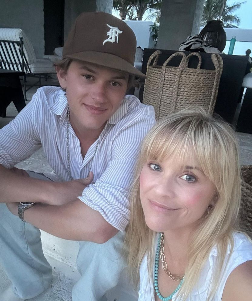 PHOTO: Reese Witherspoon poses for a selfie with her son, Deacon Reese Phillippe.