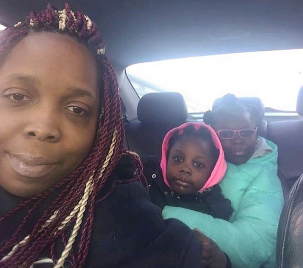 PHOTO: Reshyla and Savayla Winters are pictured with mother Regina Evans in an undated family photo.