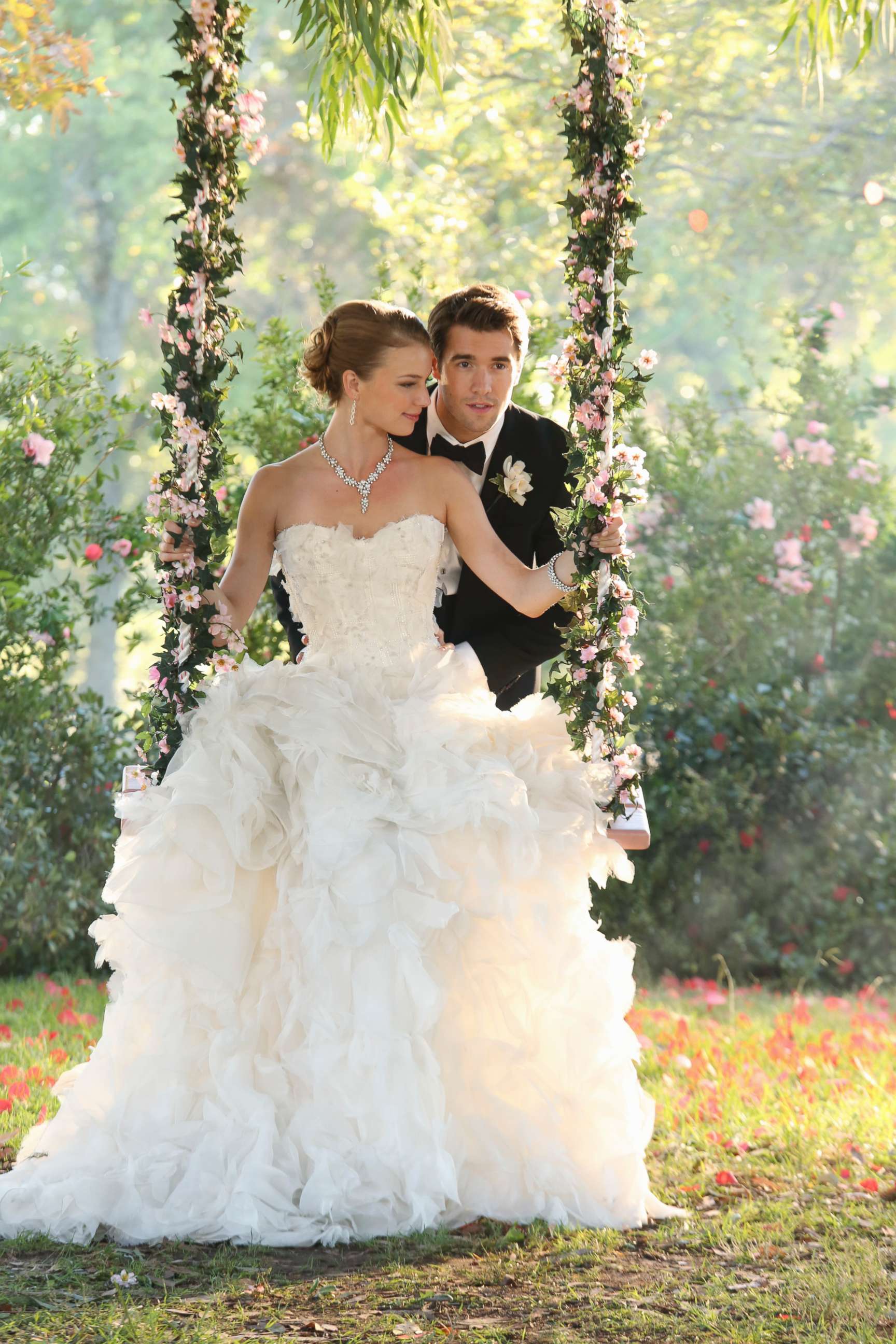 PHOTO: Emily VanCamp and Josh Bowman get married in a December 2013 episode of the show "Revenge," on ABC.