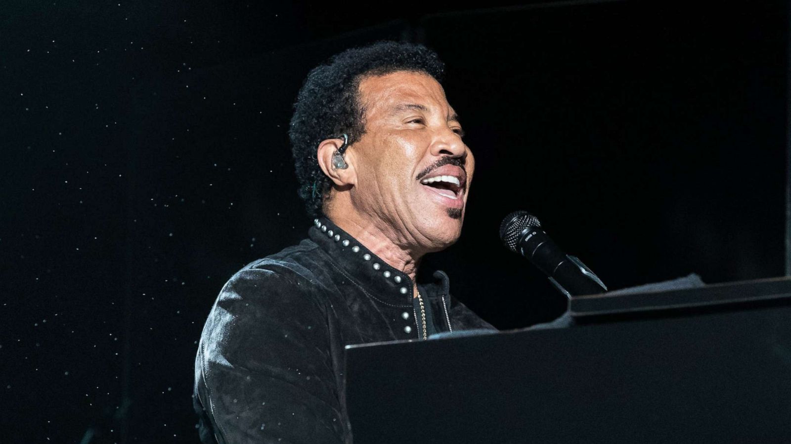 PHOTO:Lionel Richie performs in the rain during KAABOO Texas at the AT&T Stadium on May 10, 2019 in Arlington, Texas.