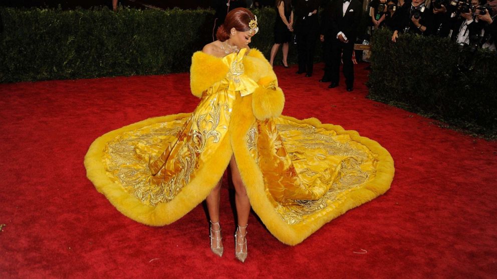 Rihanna felt like 'a clown' arriving at the 2015 Met Gala in her famous  yellow dress - Good Morning America