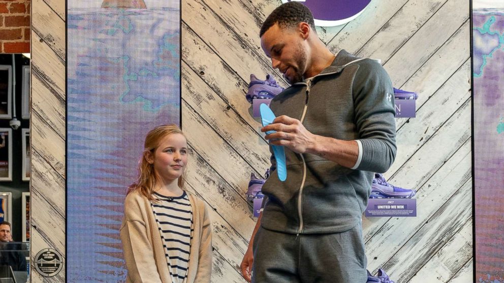 PHOTO: Riley Morrison met her basketball idol Stephen Curry at a pop-up event in Oakland, Calif.