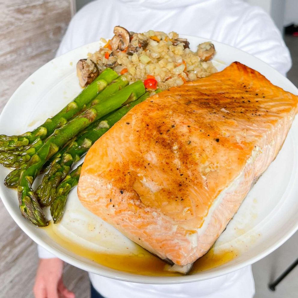VIDEO: This salmon filet cauliflower rice recipe is a lunchtime game changer