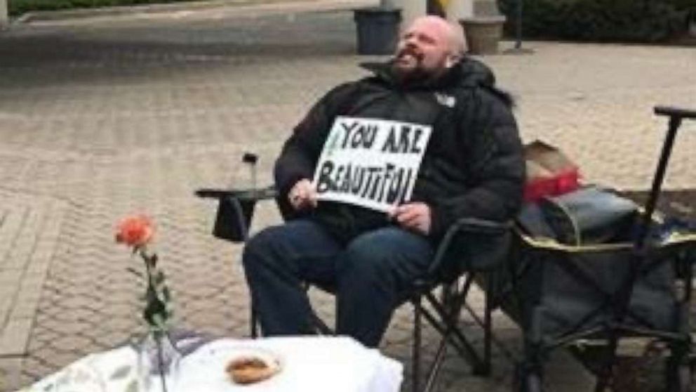 PHOTO: Robert Conlin, of Chicago, has been cheering on his pregnant wife Shona Moeller from outside the hospital due to COVID-19 restrictions.