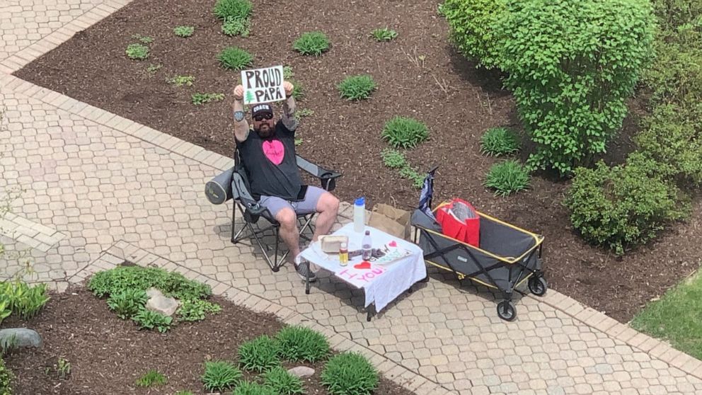 PHOTO: Robert Conlin, of Chicago, has been cheering on his pregnant wife Shona Moeller from outside the hospital due to COVID-19 restrictions.