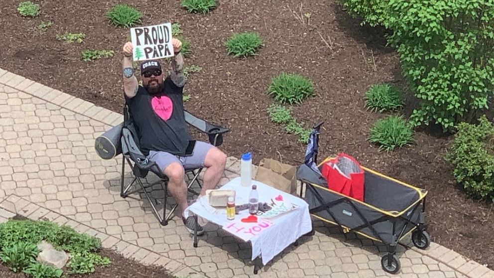 PHOTO: Robert Conlin, of Chicago, has been cheering on his pregnant wife Shona Moeller from outside the hospital due to COVID-19 restrictions.