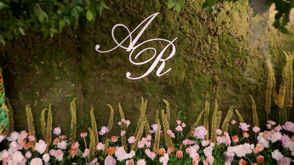 PHOTO: Robin Roberts and Amber Laign's wedding venue will include their monogram as well as bountiful flowers.