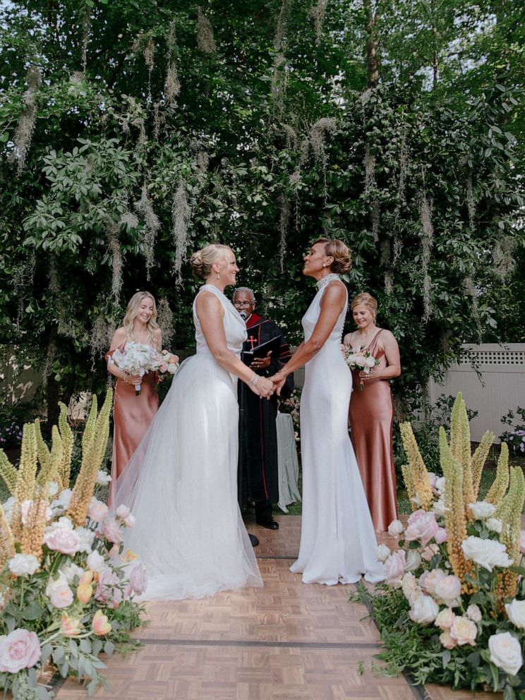 PHOTO: The couple tied the knot on Friday, Sept. 8, in the backyard of their home in front of family and close friends. Robin Roberts’ childhood pastor officiated the ceremony.