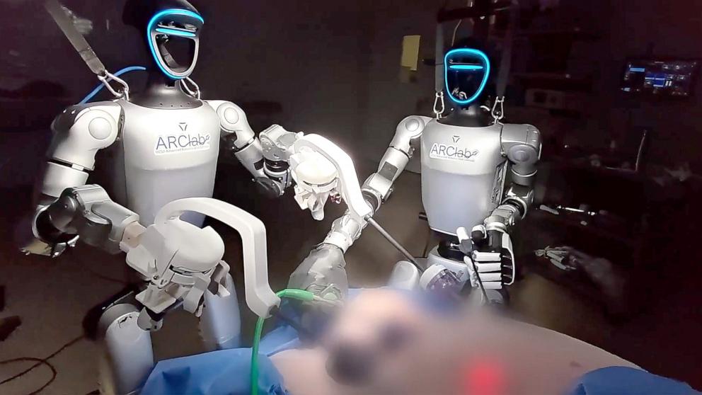 PHOTO: Humanoid robots, guided by surgeons, performed two operations at the University of California San Diego for the first time.