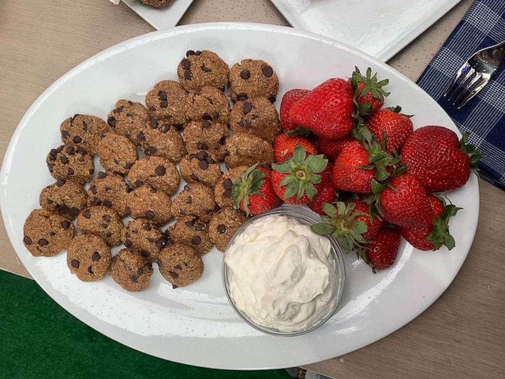PHOTO: Celebrity chef Rocco DiSpirito's no-bake chocolate chip cookies with strawberries.