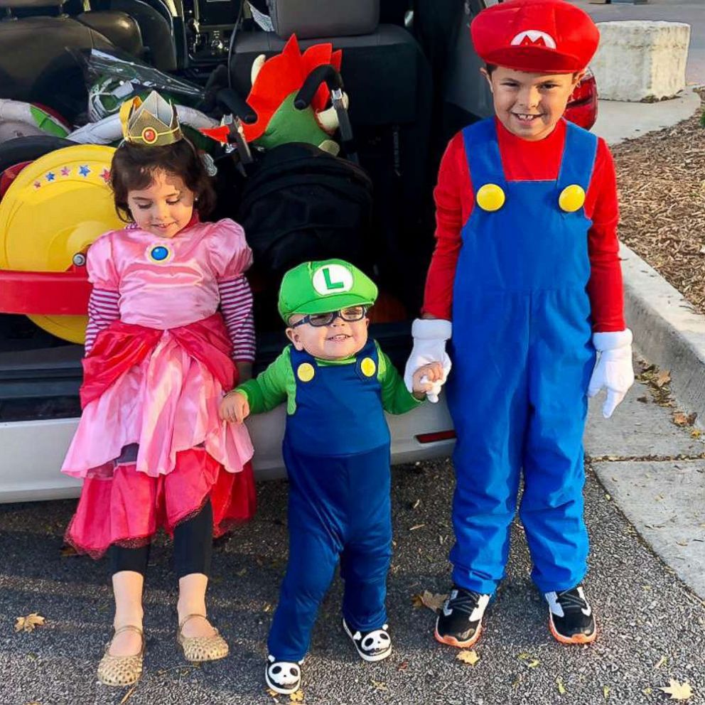 VIDEO: Toddler with spina bifida practices trick-or-treating without his crutches