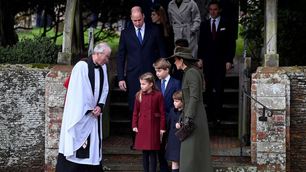 FOTO: El Príncipe Guillermo y Catalina, Princesa de Gales, junto con sus hijos, salen del tradicional servicio de Navidad de la Familia Real en la Iglesia de Santa María Magdalena, el 25 de diciembre de 2022.