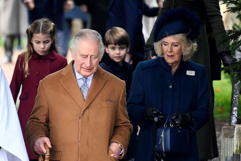 EN LA FOTO: El rey Carlos, la reina Camila, la princesa Charlotte y el príncipe Louis de Gran Bretaña asisten al servicio de Navidad de la familia real en la iglesia St Mary Magdalene, el 25 de diciembre de 2022.