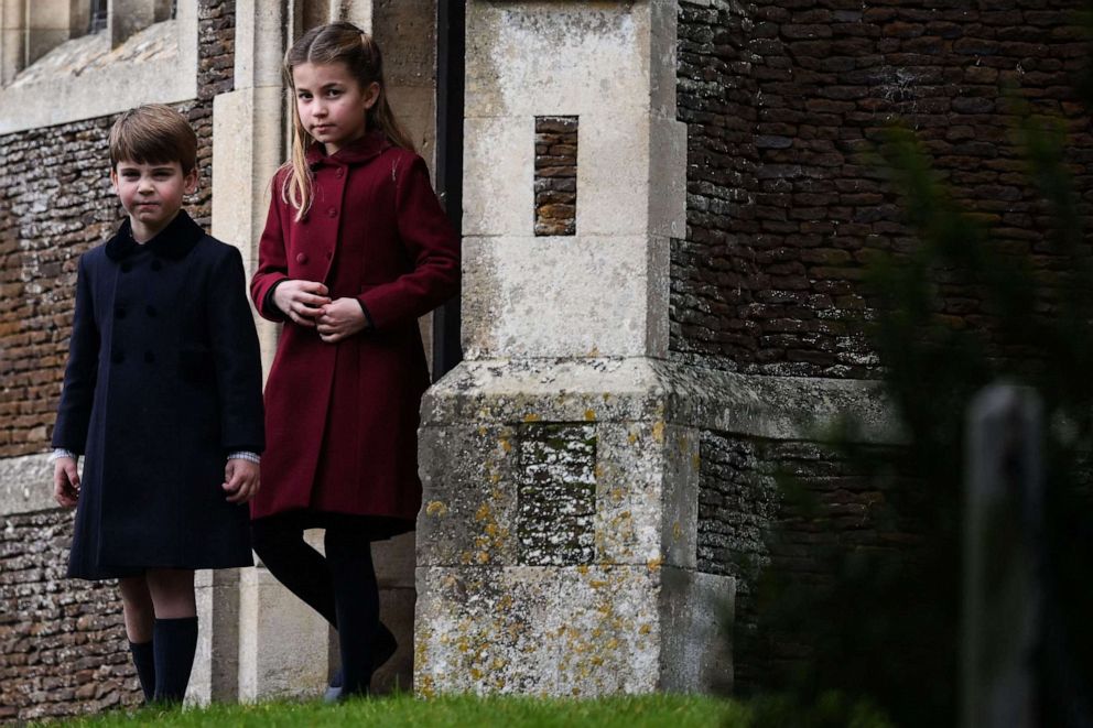 FOTO: El príncipe Luis de Gales y la princesa Carlota de Gales de Gran Bretaña reaccionan cuando se van al final del servicio tradicional de Navidad de la familia real en la iglesia de Santa María Magdalena, el 25 de diciembre de 2022.