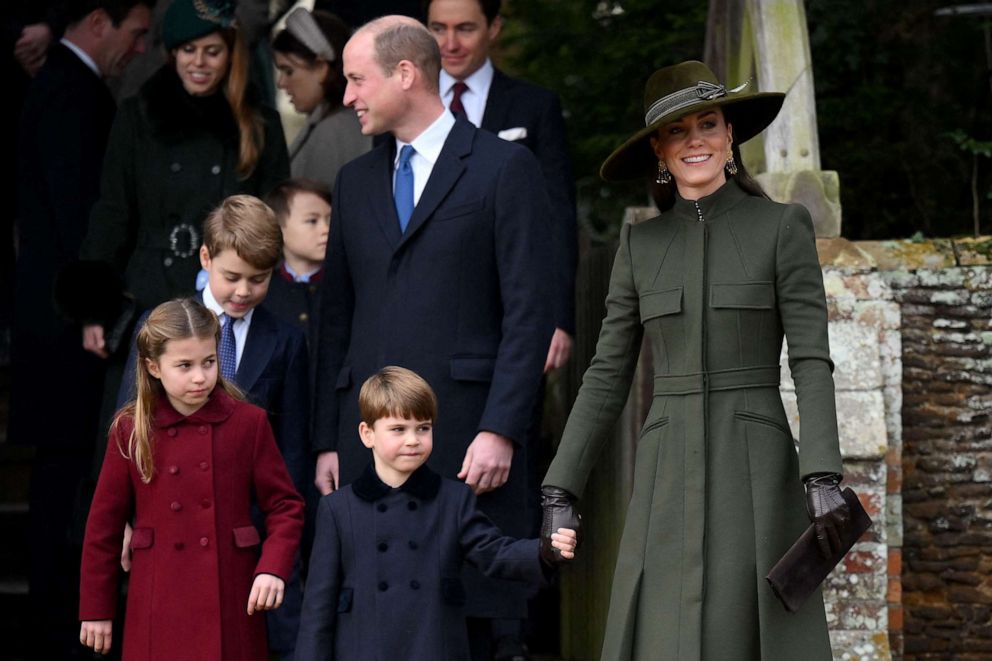 FOTO: El Príncipe Guillermo y Catalina, Princesa de Gales, junto con sus hijos, salen del tradicional servicio de Navidad de la Familia Real en la Iglesia de Santa María Magdalena, el 25 de diciembre de 2022.