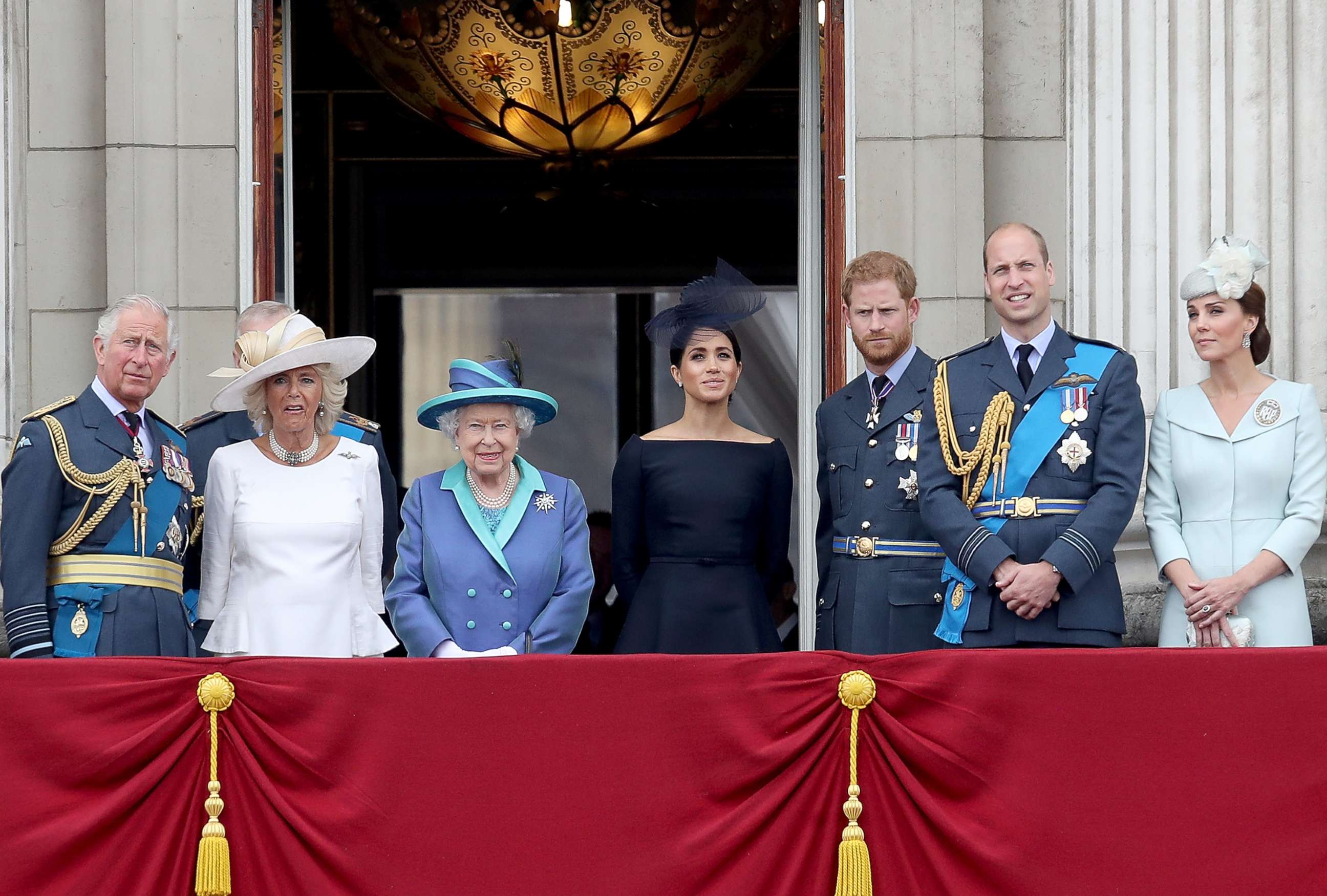 PHOTO: Prince Charles, Camilla, Duchess of Cornwall, Queen Elizabeth II, Meghan, Duchess of Sussex, Prince Harry, Prince William, and Catherine, Duchess of Cambridge watch the RAF flypast on the balcony of Buckingham Palace, July 10, 2018 in London.  