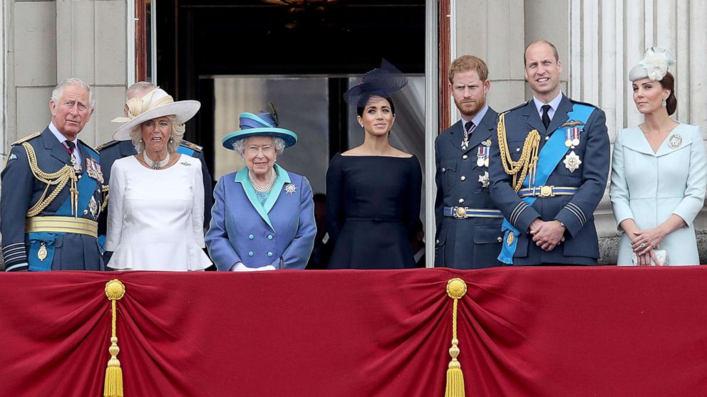 PHOTO: Prince Charles, Camilla, Duchess of Cornwall, Queen Elizabeth II, Meghan, Duchess of Sussex, Prince Harry, Prince William, and Catherine, Duchess of Cambridge watch the RAF flypast on the balcony of Buckingham Palace, July 10, 2018 in London.  
