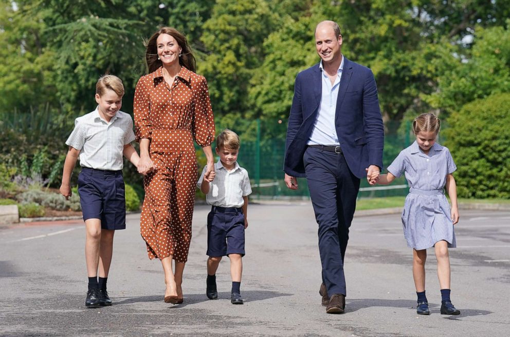 PHOTO: Prince George, Princess Charlotte and Prince Louis (C), accompanied by their parents the Prince William, Duke of Cambridge and Catherine, Duchess of Cambridge, arrive for a settling in afternoon at Lambrook School, near Ascot, Sept. 7, 2022. 