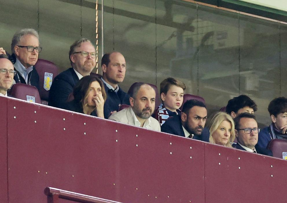 IMAGEM: O Príncipe William e o Príncipe George assistem das arquibancadas durante a primeira mão das quartas de final da UEFA Europa League de 2023/24, entre Aston Villa e Lille OSC, no Villa Park, em 11 de abril de 2024, em Birmingham, Inglaterra.