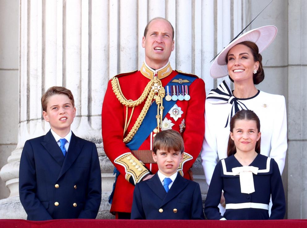 PHOTO: Prince George of Wales, Prince William, Prince of Wales, Prince Louis of Wales, Catherine, Princess of Wales and Princess Charlotte of Wales on the balcony during Trooping the Colour at Buckingham Palace on June 15, 2024 in London