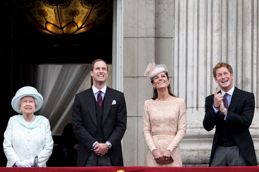 PHOTO: Queen Elizabeth II, Prince William, Duke of Cambridge, Prince Harry and Catherine, Duchess of Cambridge on the balcony of Buckingham Palace after the service of thanksgiving at St.Paul's Cathedral on June 5, 2012 in London.