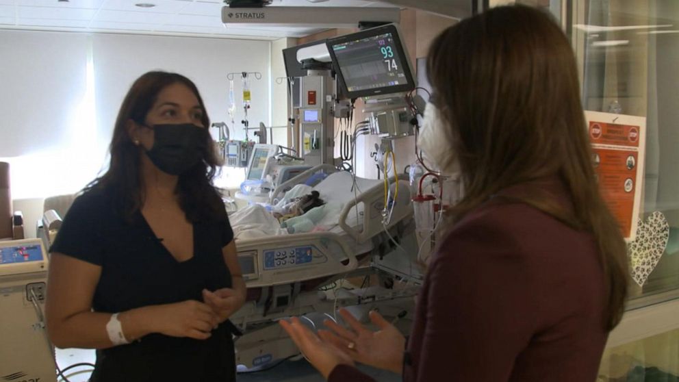 FOTO: Anita Ghiam spreekt met Erielle Reshef van ABC News over het zien van haar kind in het ziekenhuis met RSV.