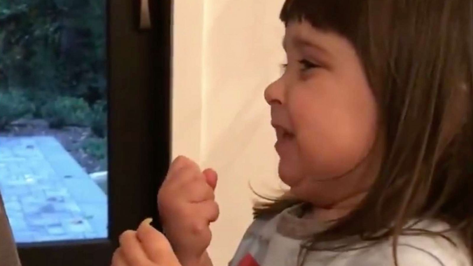 PHOTO: A mom recorded her daughter's reaction to her first time eating a salt and vinegar chip.