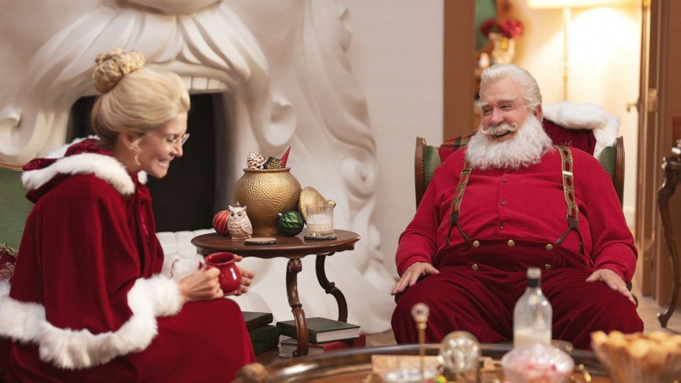 PHOTO: Elizabeth Mitchell and Tim Allen appear in a scene from The Santa Clauses.