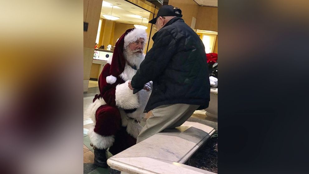 PHOTO: Santa spotted Bob Smiley, a WWII veteran, at the Concord Mall in Wilmington, Delaware, and got down on one knee to thank him for his service.