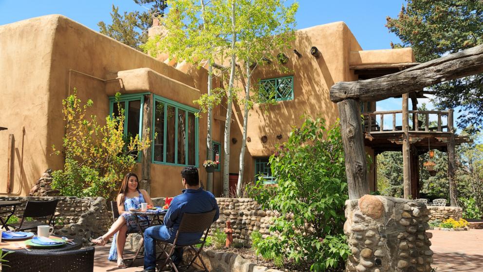 PHOTO: Couple dining a bed and breakfast