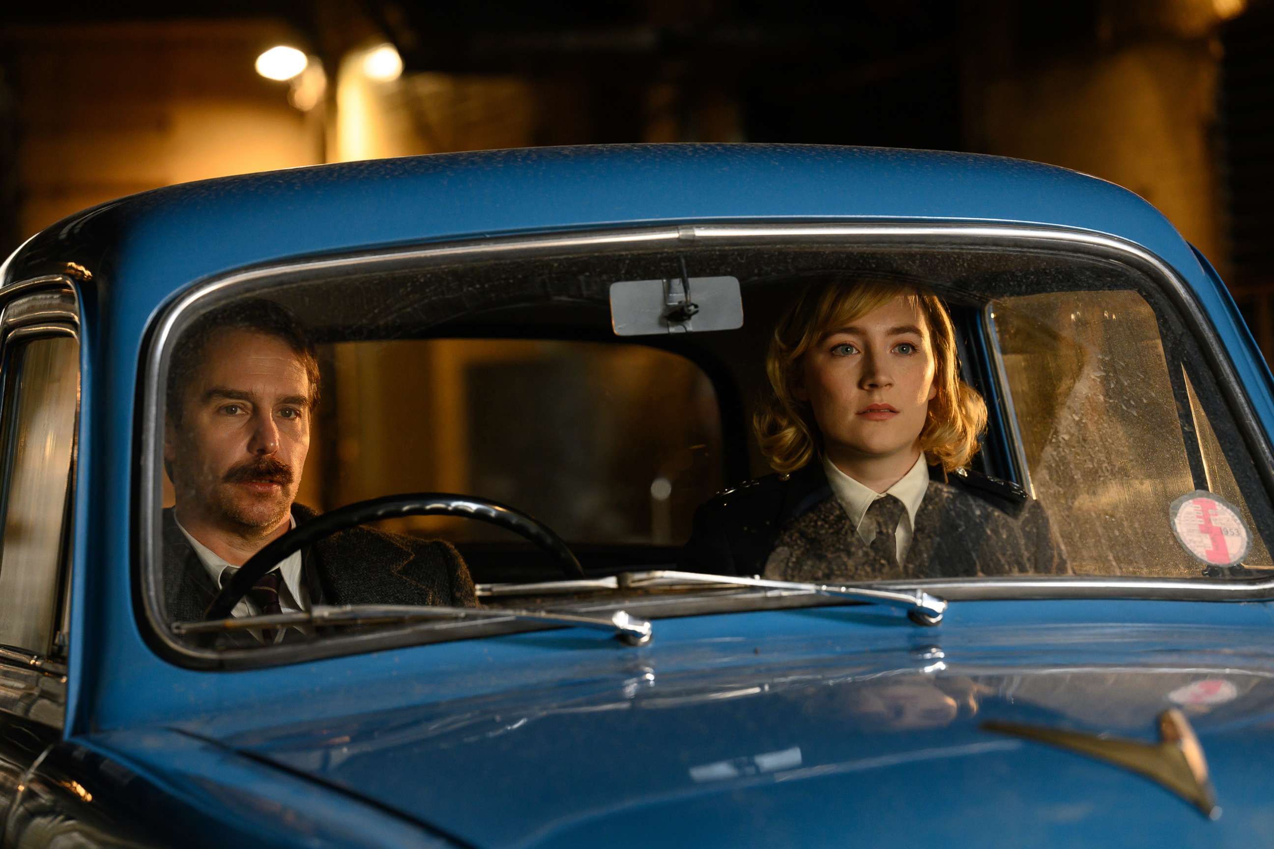 PHOTO: Sam Rockwell and Saoirse Ronan in the film "See How They Run".