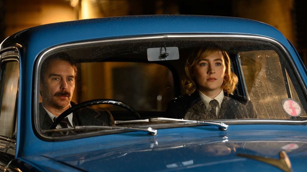 PHOTO: Sam Rockwell and Saoirse Ronan in the film "See How They Run".