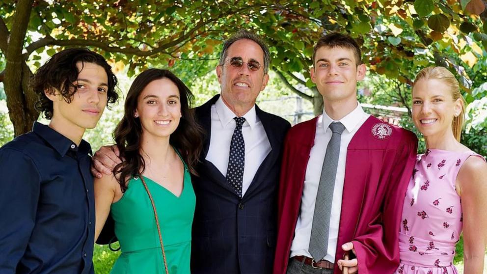 PHOTO: Jerry and Jessica Seinfeld supported their youngest son Shepherd, who graduated from high school.