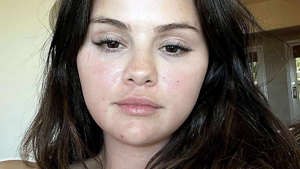 region Regelmæssigt Søjle Selena Gomez shares makeup-free selfie with nod to Miley Cyrus' 'Violent  Chemistry' - Good Morning America