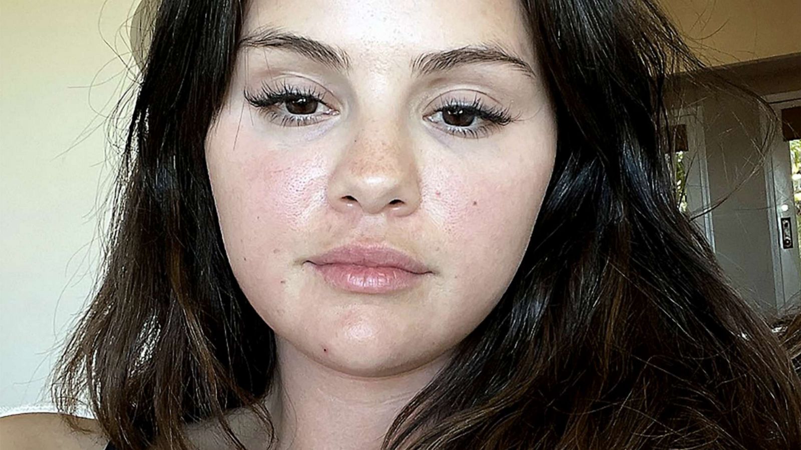 PHOTO: Selena Gomez shared a makeup-free selfie while giving a nod to Miley Cyrus' song "Violet Chemistry