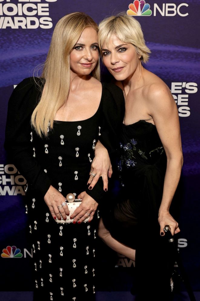 PHOTO: Sarah Michelle Gellar and Selma Blair, recipient of the Competition Contestant of 2022 award for "Dancing with the Stars", backstage at the 2022 People's Choice Awards, Dec. 6, 2022, in Santa Monica, Calif.