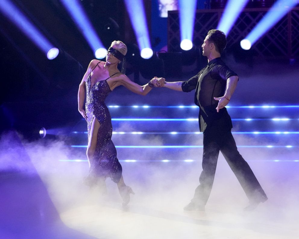 PHOTO: Selma Blair and dance partner Sasha Farber perform on "Dancing with the Stars."