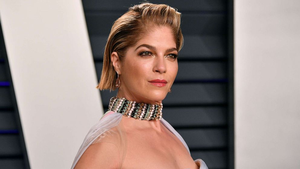 VIDEO: Selma Blair uses sense of humor to help her fight MS with funny makeup tutorial