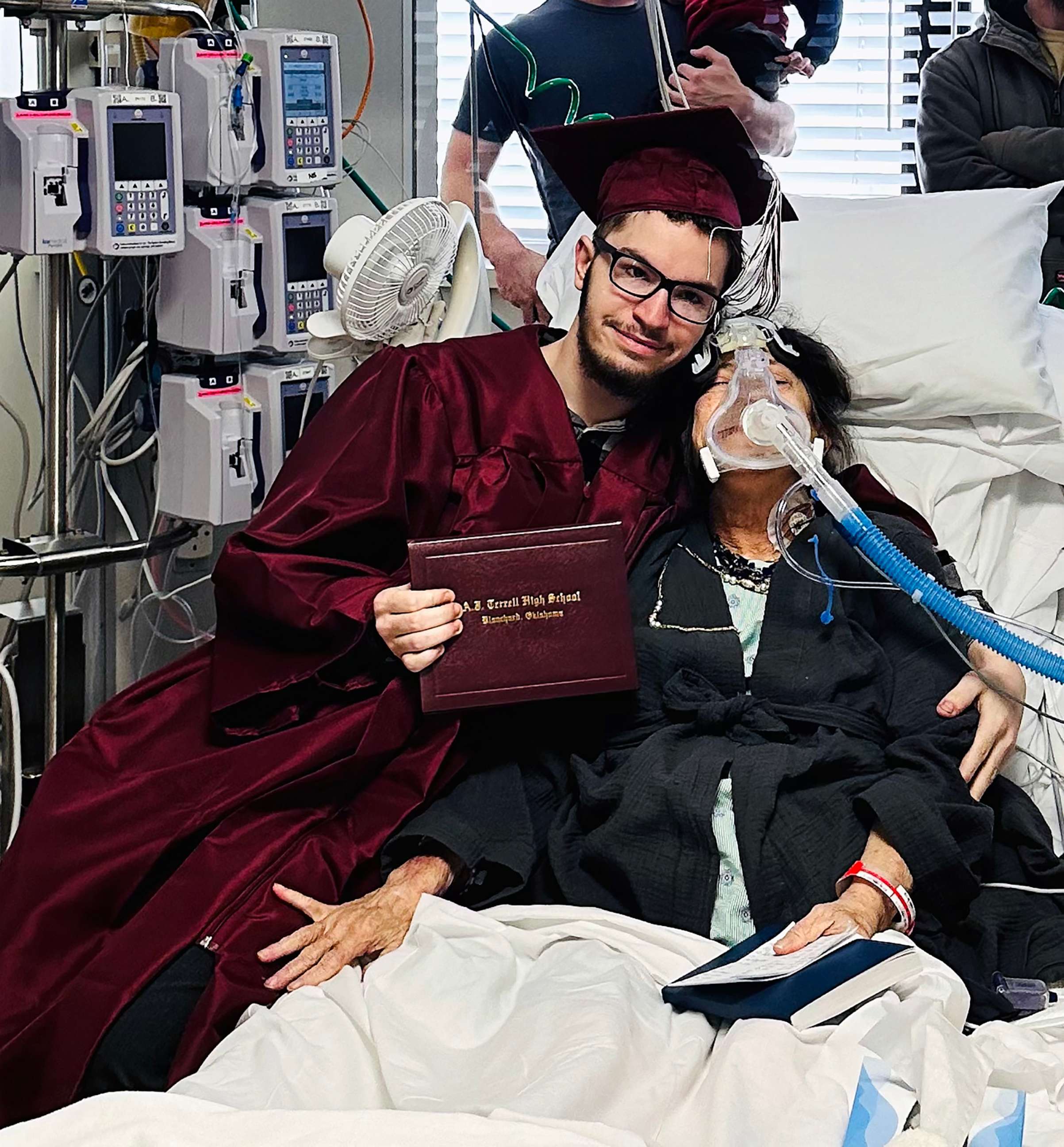 PHOTO: Caleb Woodrum was able to graduate high school early at his mom Stacie Scyrkels's hospital bedside on March 28.