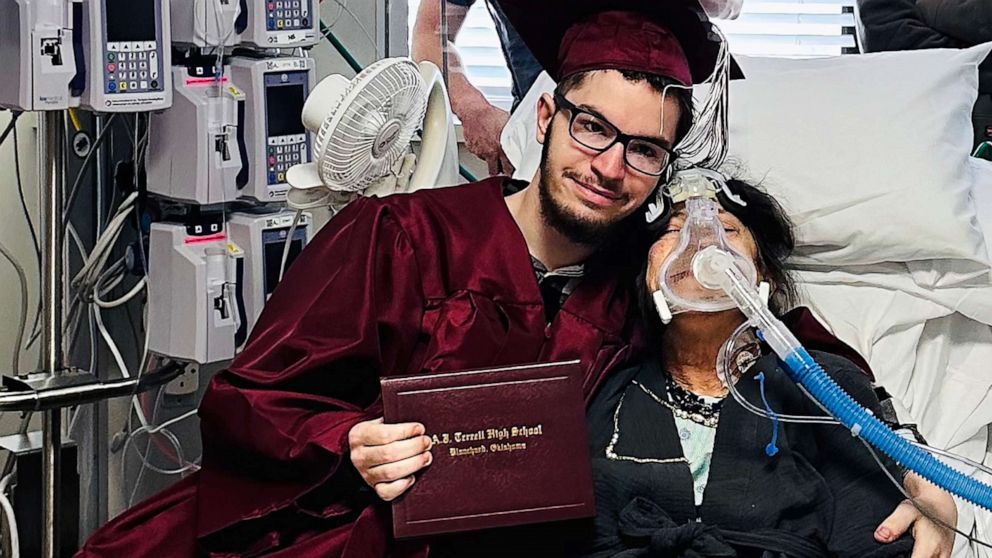 PHOTO: Caleb Woodrum was able to graduate high school early at his mom Stacie Scyrkels's hospital bedside on March 28.