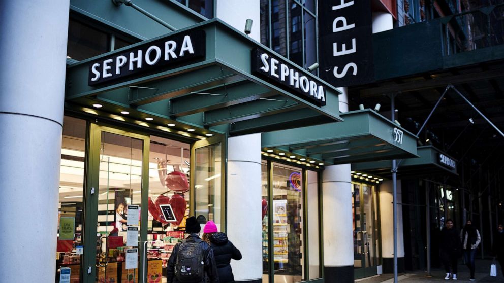 PHOTO: Customers enter a Sephora in New York, Dec. 14, 2020.