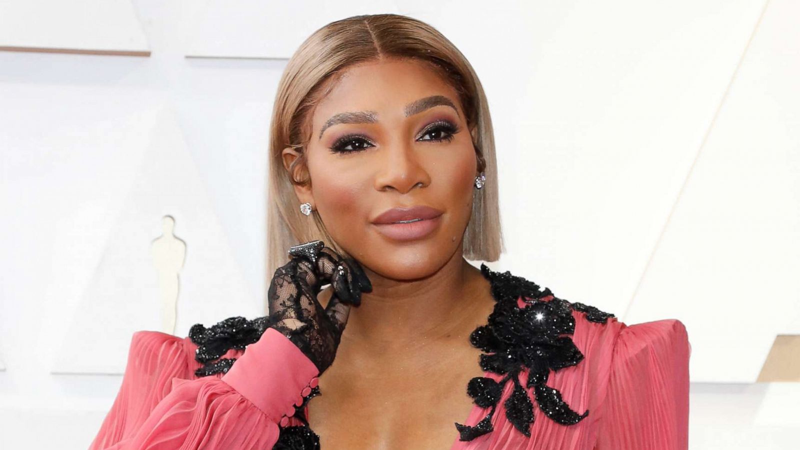 Rod on X: The other day someone posted a badly lit still of Serena  Williams claiming she had bleached her skin and gotten surgery and must  hate herself. Today Serena posted a