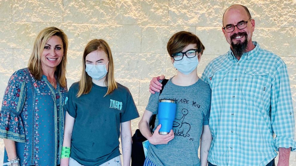 PHOTO: John Ben Shepperd, 18 and Ava Shepperd, 14, underwent kidney transplant surgeries at the same time at University Hospital in San Antonio, Texas, on May 3. 