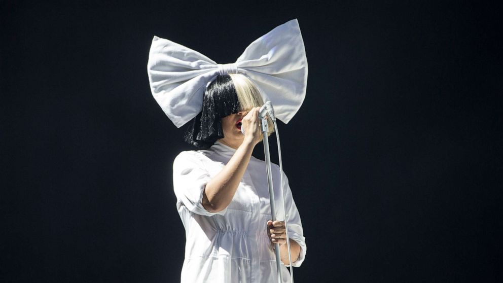 Sia Reveals That She S A Grandmother Abc News