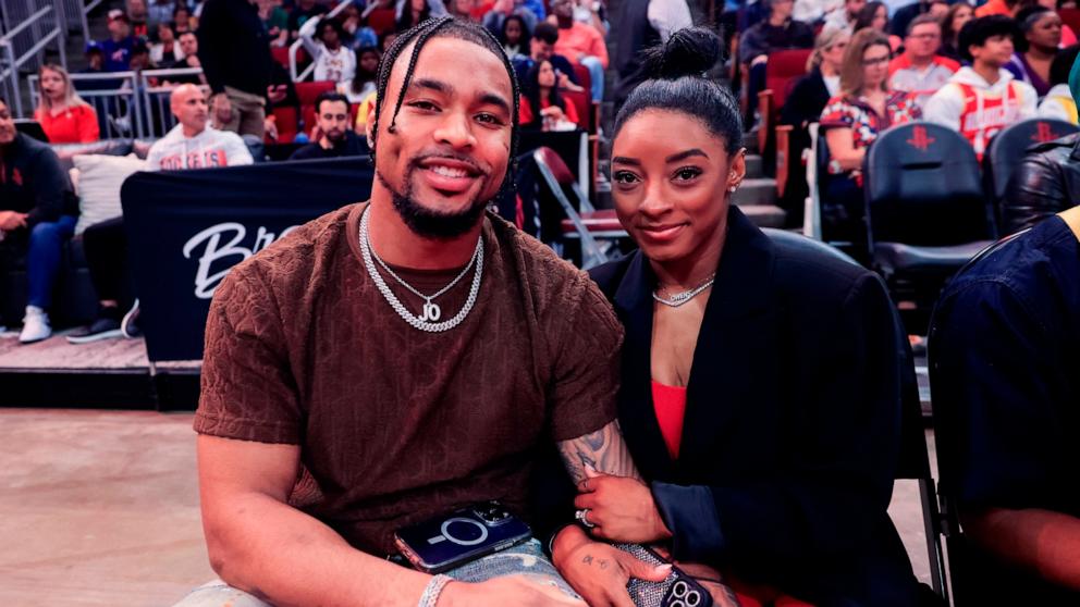 PHOTO: Simone Biles and Jonathan Owens attend a game between the Houston Rockets and the Los Angeles Lakers, January 29, 2024, in Houston.