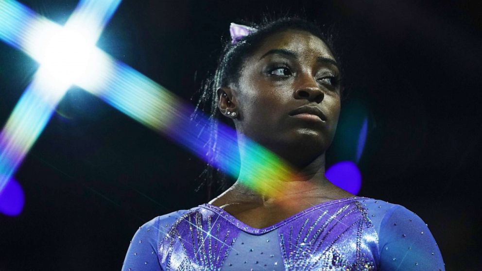 PHOTO: VIDEO: Simone Biles wows the crowd at Game 2 of the World Series