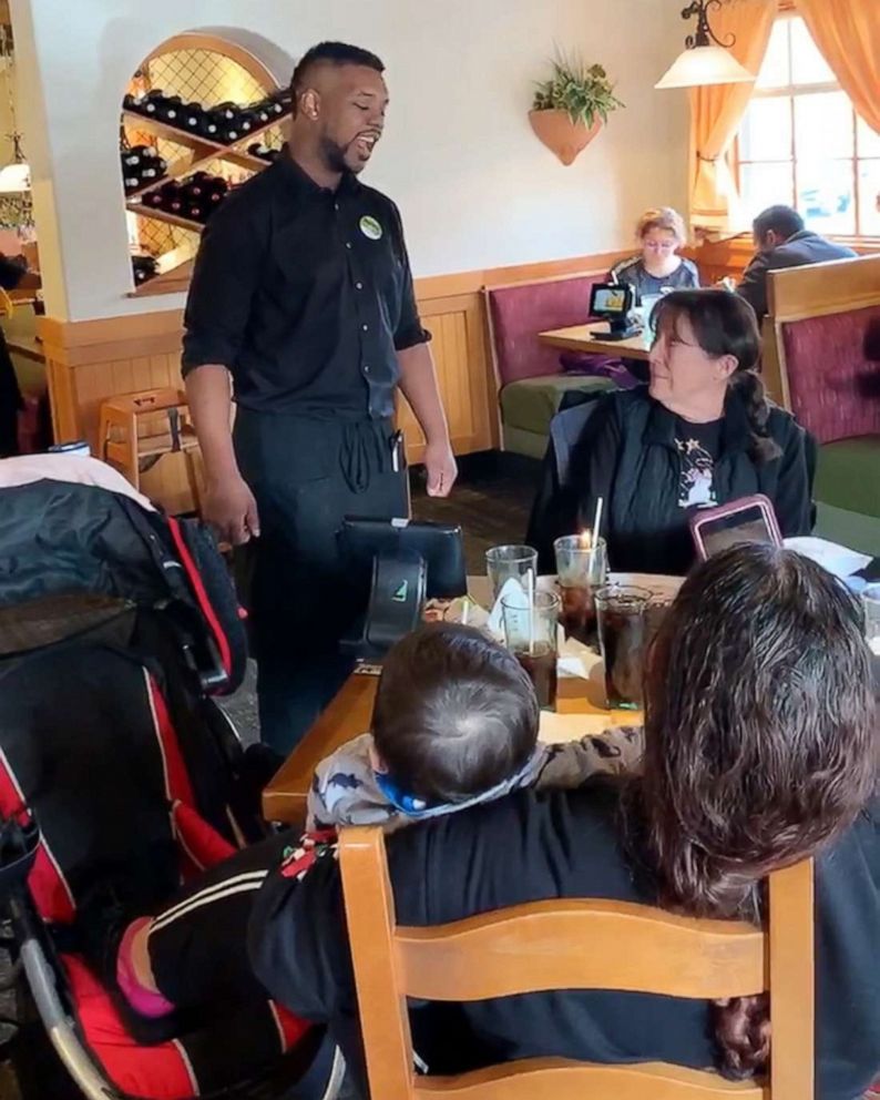 PHOTO: Alphonso Nichols, a server at an Olive Garden in Kennewick, Washington, serenades diners with his amazing singing skills.