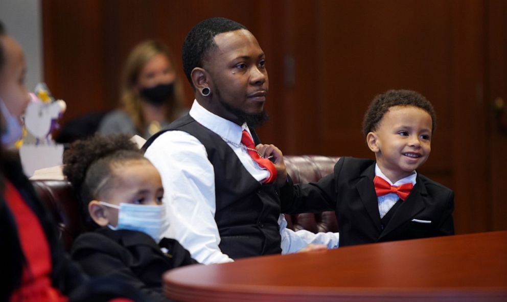 PHOTO: On Oct. 30, Robert Carter of Cincinnati, Ohio, adopted Marionna, 10, Robert, 9, Makayla, 8, Giovanni, 5 and Kiontae, 4. Carter,  a 29-year-old cosmetologist and wig shop owner, is the third oldest of nine children and was placed into foster care.